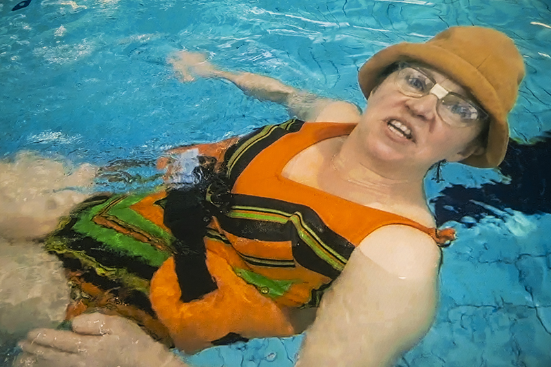 Kuvassa Tyyne Kettunen kelluu uima-altaassa