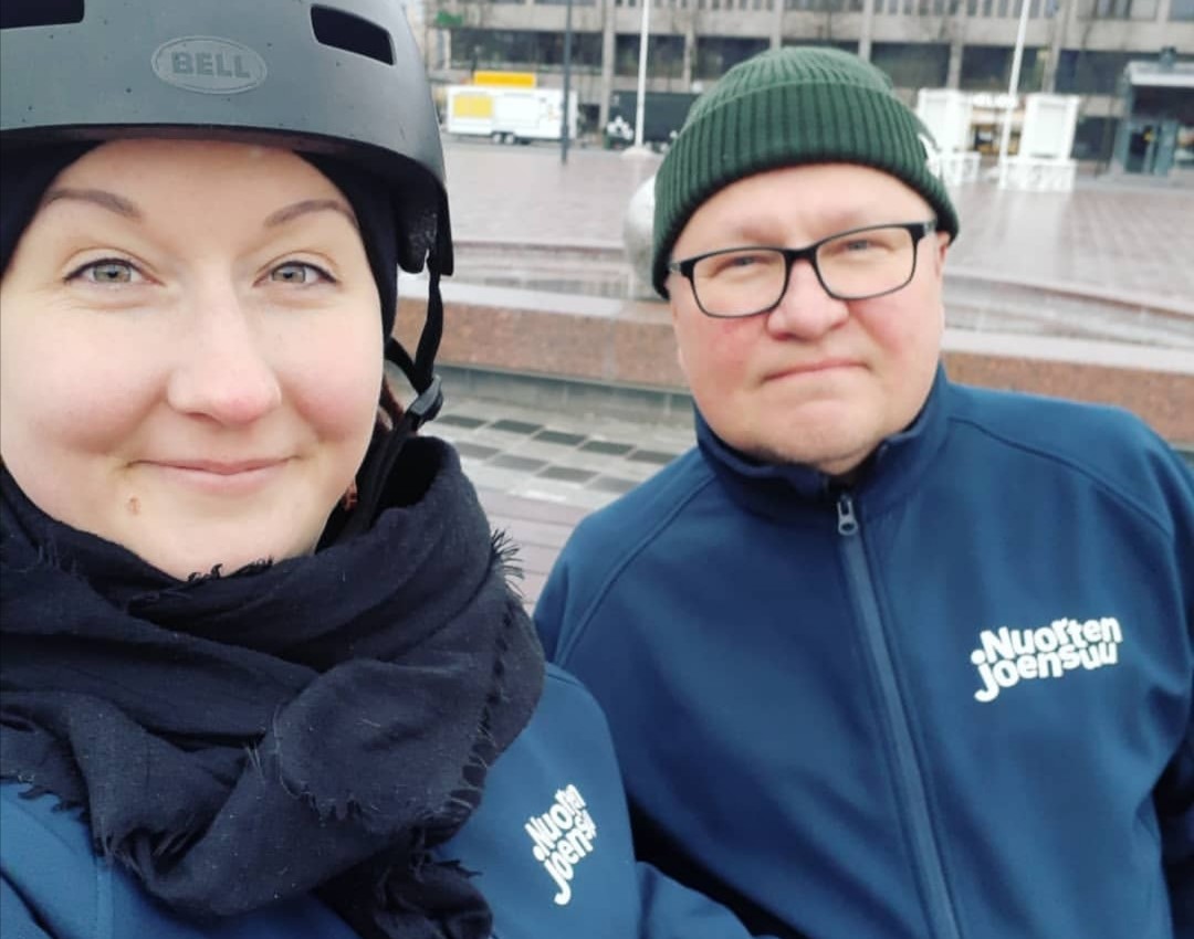 "Tiina Aalto ja Juha Uusitalo seisovat kadulla."
