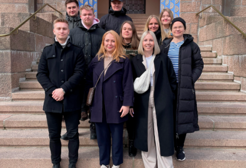 Nuorten verkoston jäseniä portailla