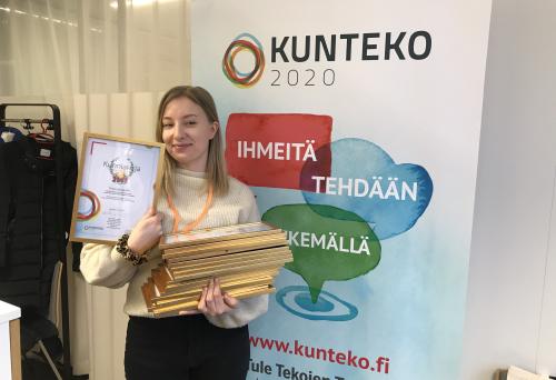 Susanna Koivistoinen esittelee kunniakirjoja